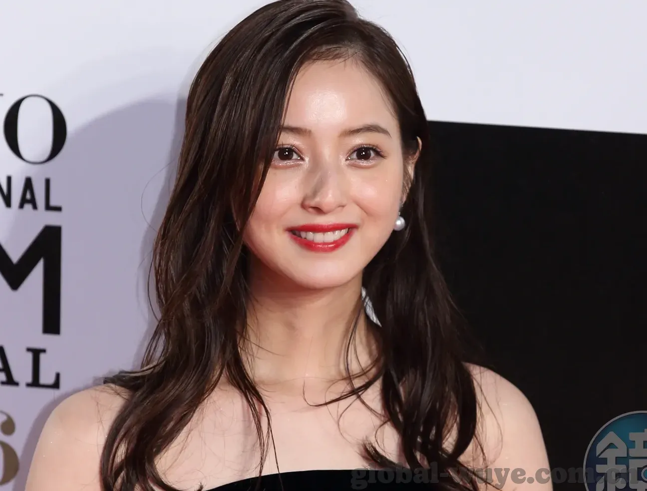 第一会所人妻-探索第一会所人妻的微妙世界，在繁华与宁静间寻觅平衡